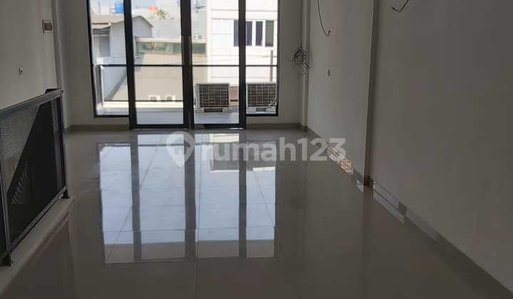 Disewakan Ruko Siap Pakai Mangga Besar 1 Sangat Ramai 4.5 Lantai