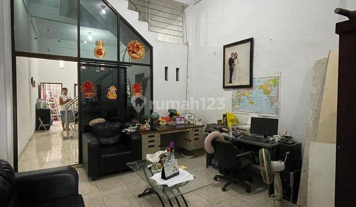 Rumah 3 Lantai Butuh Renovasi Unfurnished SHM Jalan Bambu Iv, Medan 1