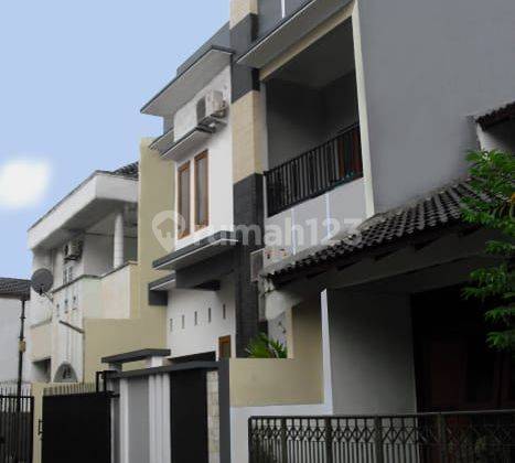 Dijual rumah 3 Lantai di Jl Anggrek 1