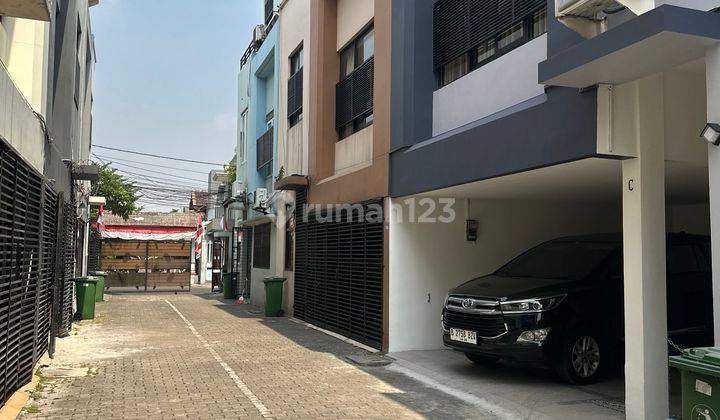 Rumah Cantik Siap Huni 2 1/2 Lantai Di tomang hero jakarta  1