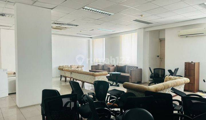 Gedung Komersil di Jakarta Cocok Buat Kantor Kapasitas 500 Orang 2