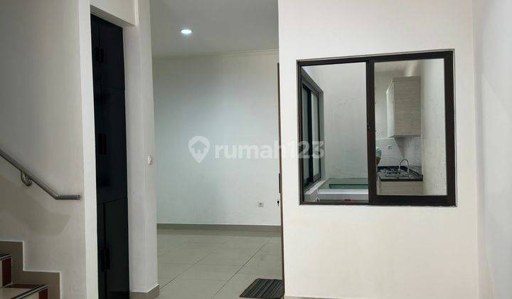 Rumah cantik 3 lantai, akses 2 mobil, 300 meter dari tomang raya 1