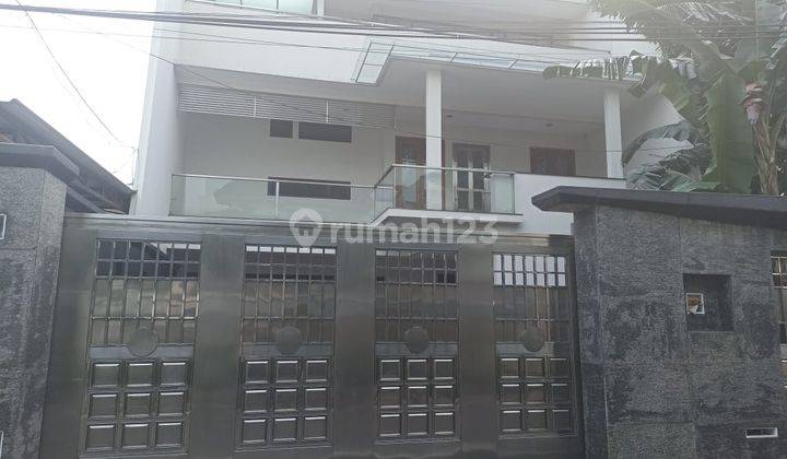 Rumah Bagus 3 Lantai Di Menteng Dekat Teuku Umar, Dijual 1