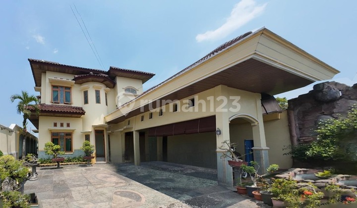 Rumah mewah luas 910 m2 di Kartosuro Jl. Adi Sumarmo Solo area luwes