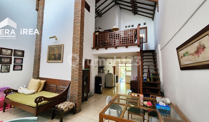 Central city house in Kratonan Serengan Solo near the flower market.