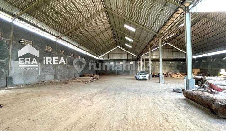 Container access warehouse near the Ngemplak Solo toll exit. Container access warehouse near the Ngemplak Solo toll exit.