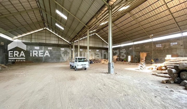 Container access warehouse near the Ngemplak Solo toll exit. Container access warehouse near the Ngemplak Solo toll exit.