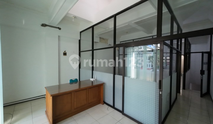 Three-story shop house in the Solo Baru business center area near The Park Mall. 2