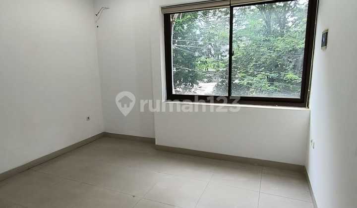 Disewakan Ruko 3 Lantai Strategis di Kelapa Gading Disewakan Ruko 3 Lantai Strategis di Kelapa Gading