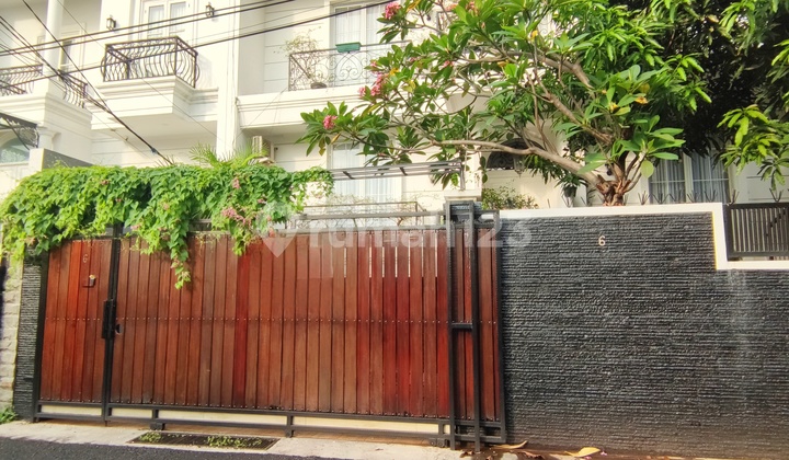 RUMAH KEMANGGISAN MEWAH DAN EKSKLUSIF JAKARTA BARAT