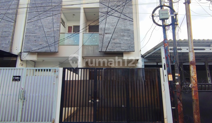 Rumah Design Modern 3 Lantai di Duri Kepa Jakarta Barat