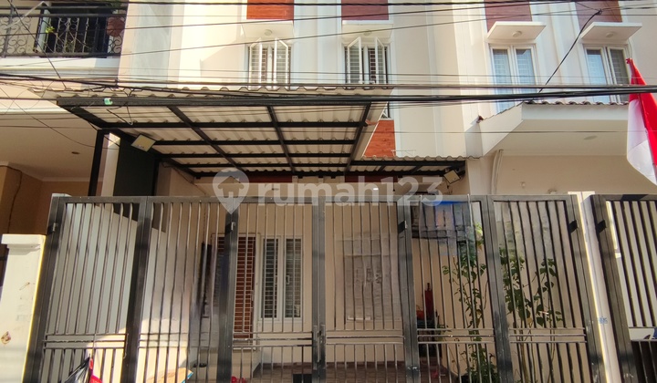 Rumah Taman Ratu Furnish Rapih dan Terawat Jakarta Barat