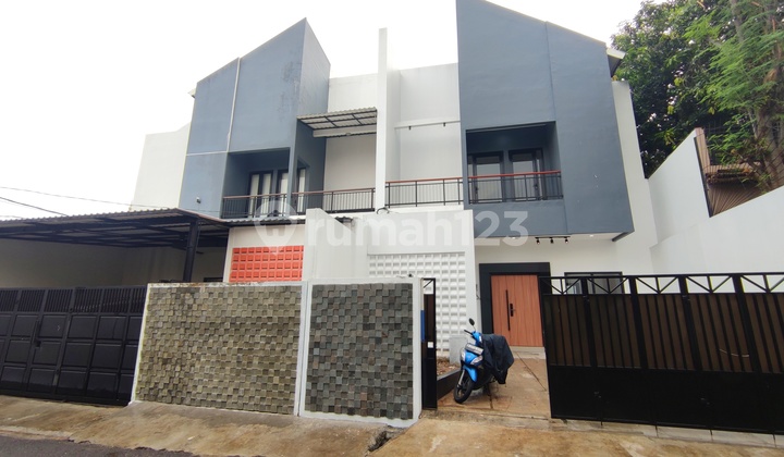 SEMI FURNISH ADA KOLAM RENANG RUMAH BARU PALMERAH JAKARTA BARAT