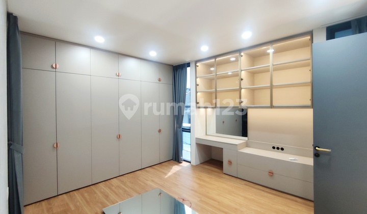 Rumah Taman Ratu Bangunan Baru Semi Furnish Jakarta Barat