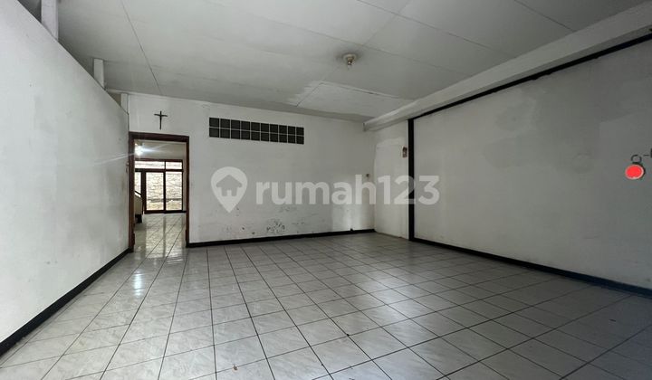 House with a Shop House Appearance in a Strategic Location 2