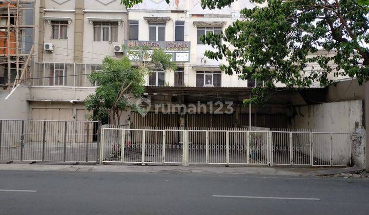 Dijual
Ruko di Jalan Raya Arjuna
Letak posisi di antara jalan Kranggan dan Jalan Tidar
Surabaya
 1