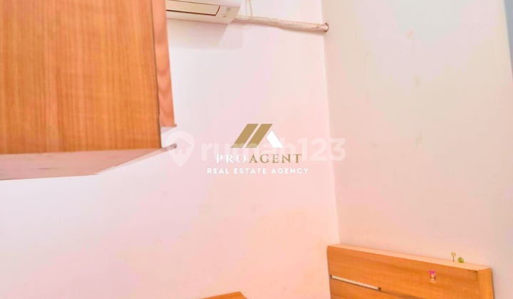 Rumah 2 Lantai dengan Carport yang Luas dan Nyaman 2