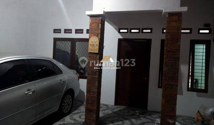 garasi/carport dijual rumah siap huni di
