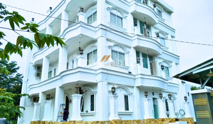 Rumah 4 Lantai Mewah - Berlokasi Strategis dan Lingkungan Nyaman