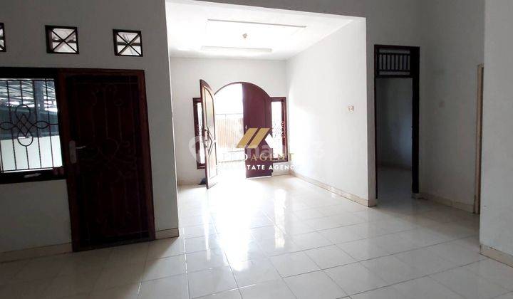 ruang tamu dijual rumah 2 lantai shm