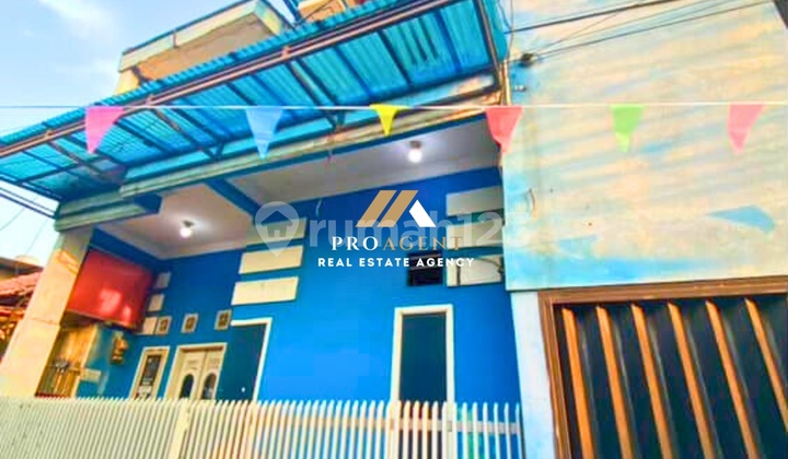 Two-Story House complete with 2 Shophouses - Strategic for Living & Investment