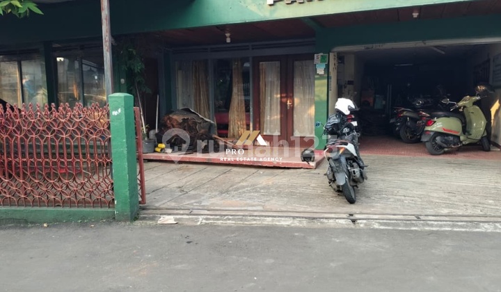 Rumah 2 Lantai dengan Area Parkir yang Lega Banget 2