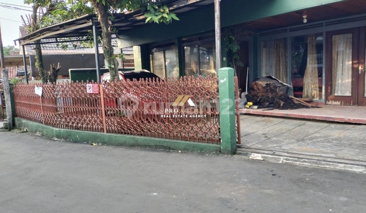 Rumah 2 Lantai dengan Area Parkir yang Lega Banget