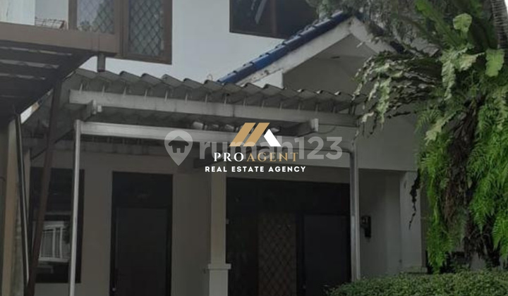 Rumah 2 Lantai dengan Halaman Luas yang Nyaman