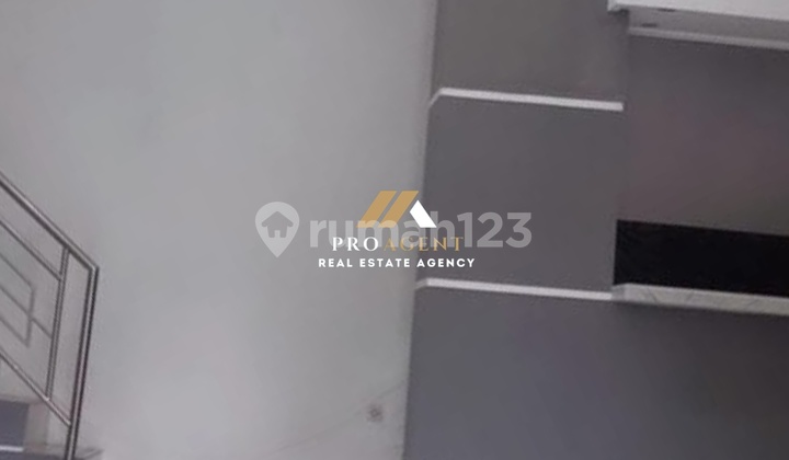 Rumah 3 Lantai - Lokasi Strategis dan Siap Huni 2