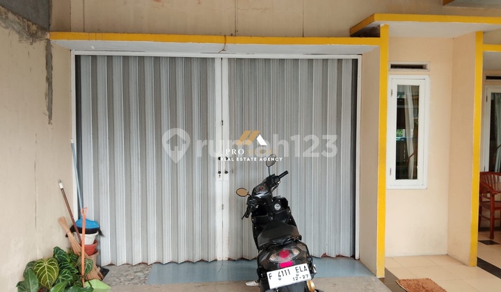 Minimalist Residence Near Various Tourist Locations