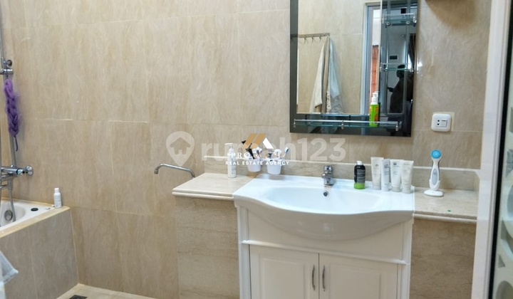 Rumah 4 Lantai Mewah - Berlokasi Strategis dan Lingkungan Nyaman 2