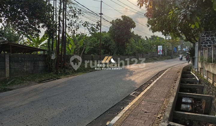 A Spacious Home with a Yard and a Cozy Gazebo 2