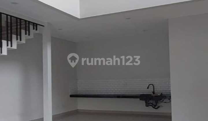 Rumah Megah (Hoek) 1½ Lantai di Taman Holis Indah 2