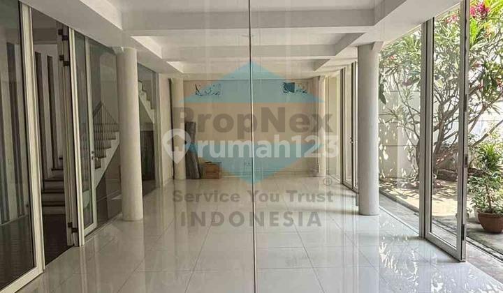 Rumah Mewah Modern Semi Furnished Graha Famili Surabaya Barat