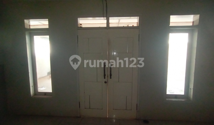 Rumah di Jalan Gajahmada Butuh Renovasi Unfurnished 4