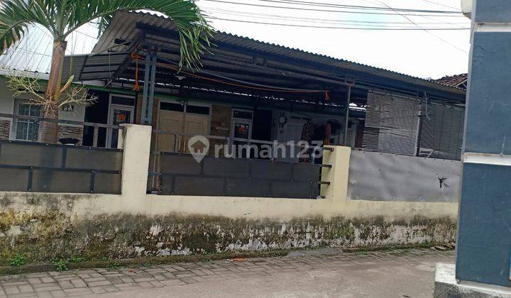 Rumah di Jalan Gajahmada Butuh Renovasi Unfurnished 10