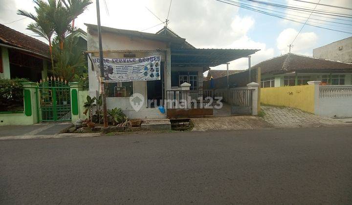 Rumah di pinggir jalan aspal strategis di kota Jember 2