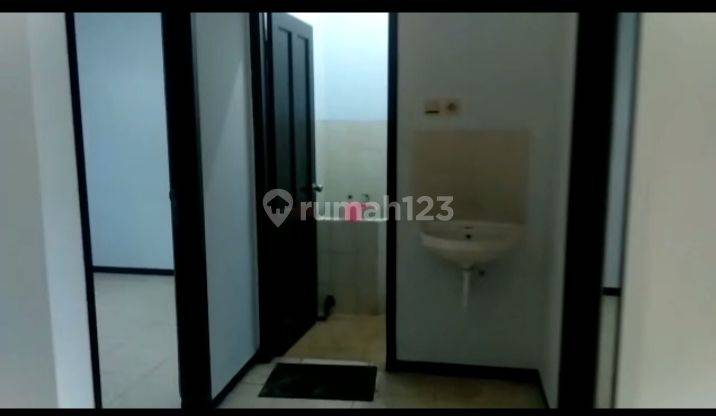 Rumah 2 Lantai SHM Sudah Renovasi Timur di Jl Teuku Umar 10