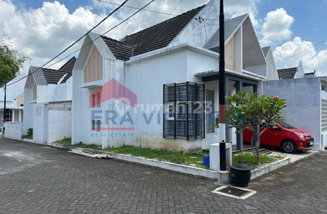 Rumah Pojokan Desain Cakep Di Grand Arumba Dekat Kampus Umm