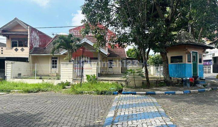 Disewakan Rumah Pojokan Halaman Depan Dan Samping Luas Kawasan Araya 1