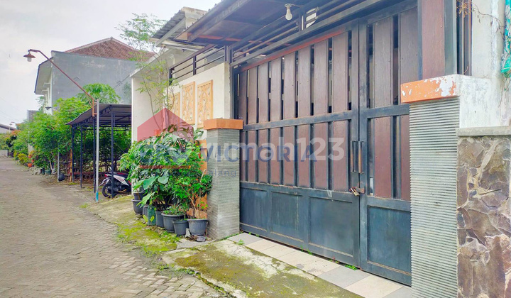 Rumah Strategis Dekat Kampus Cocok untuk Tempat Tinggal atau Kost Rumah Strategis Dekat Kampus Cocok untuk Tempat Tinggal atau Kost