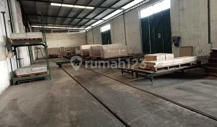 For quick rent: Warehouse located near PT Gajah Tunggal in Tangerang City, accessible for 40ft containers, flood-free, 24-hour security.