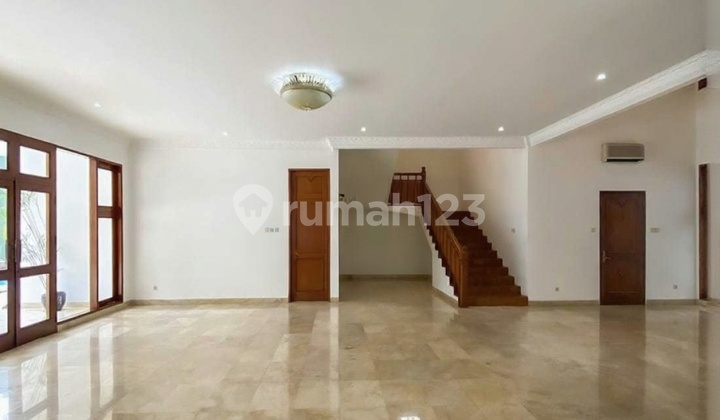 Rumah Mewah dengan Gaya Classic Dalam Komplek Permata Hijau 2