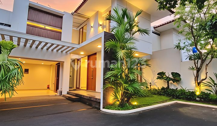 Jual dan Sewa Rumah Mewah di Kawasan Premium Kemang, Halaman Luas