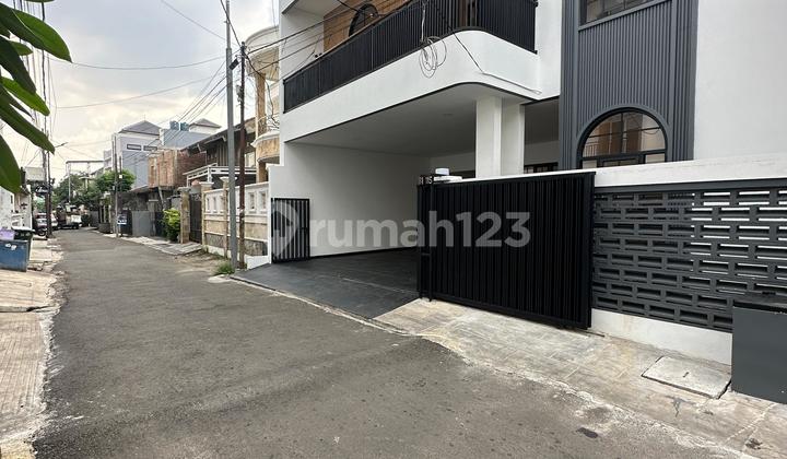 Rumah Bagus Lokasi Strategis 2 Lantai Sudah Renovasi Siap Huni