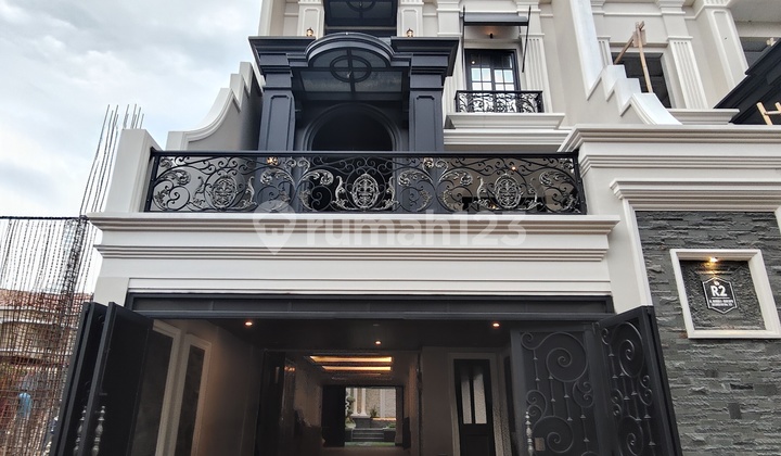 Brand New Modern Classic Siap Huni Area Bebas Banjir Jl. Benda Jagakarsa