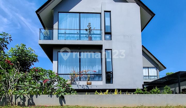 Rumah Modern Tropical Minimalis Dalam Komplek Serenia Hill