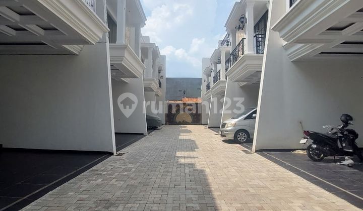 Rumah Baru 3 Lantai Akses Jalan Lebar, Di Lalui Kendaraan Umum