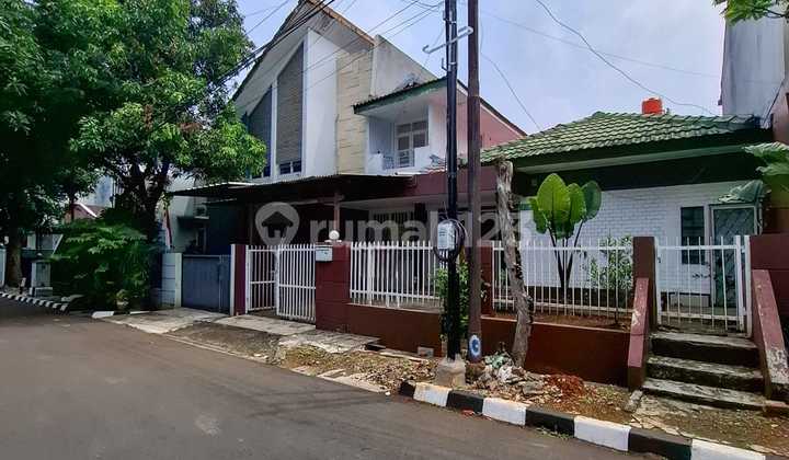 Rumah Lama Dalam Komplek Besar Area Bebas Banjir Rumah Lama Dalam Komplek Besar Area Bebas Banjir