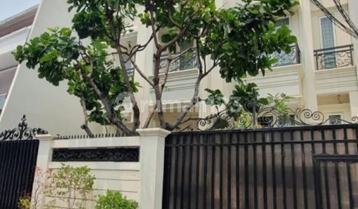 Dijual Rumah Mewah Dengan Kolam Renang Di Jakarta Pusat 2